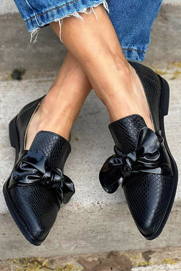 Orla  - Black moccasins with bow